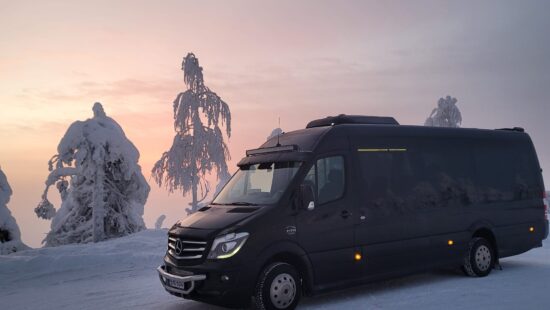 Pikkubussin perään pyöränkuljetus traileri