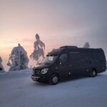 Pikkubussin perään pyöränkuljetus traileri